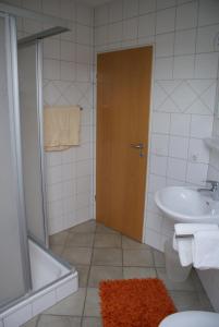 y baño con lavabo, aseo y ducha. en Zimmer mit Gartenblick, en Colonia