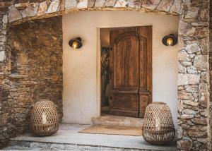 two wicker baskets sitting in front of a door at Unique à gassin : 1,5 ha, 4 suites : la campagne au cœur de st tropez in Gassin