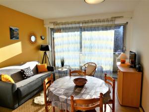ein Wohnzimmer mit einem Tisch und einem Sofa in der Unterkunft Appartement Saint-Lary-Soulan, 2 pièces, 4 personnes - FR-1-457-218 in Saint-Lary-Soulan