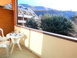 a balcony with a table and a view of a mountain at Appartement Saint-Lary-Soulan, 2 pièces, 4 personnes - FR-1-457-218 in Saint-Lary-Soulan