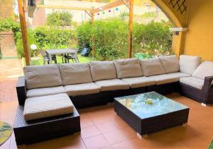 ein Wohnzimmer mit einem Sofa und einem Tisch in der Unterkunft Apartamento con hermoso jardín y AC in Isla Plana