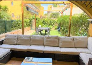 Posezení v ubytování Apartamento con hermoso jardín y AC