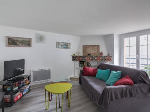 uma sala de estar com um sofá e uma mesa em Appartement Cauterets, 3 pièces, 6 personnes - FR-1-401-49 em Cauterets