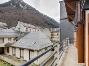 コトレにあるAppartement Cauterets, 3 pièces, 6 personnes - FR-1-401-49の山のある町の景色を望むバルコニー