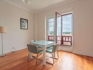 アンダイエにあるAppartement Hendaye, 2 pièces, 4 personnes - FR-1-2-332のダイニングルーム(ガラスのテーブル、椅子付)