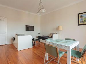 アンダイエにあるAppartement Hendaye, 2 pièces, 4 personnes - FR-1-2-332のリビングルーム(テーブル、椅子、ソファ付)