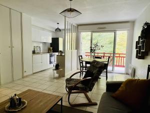 康博莱班Cambo: T2 Confortable avec Terrasse et Parking - FR-1-495-124的配有桌椅的厨房和客厅 更多14张照片