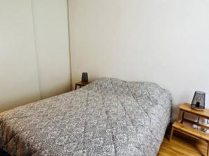 康博莱班Cambo: T2 Confortable avec Terrasse et Parking - FR-1-495-124的带一张床和两个床头柜的卧室