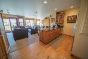 uma cozinha e sala de estar com um sofá e uma mesa em Springs 8870 em Keystone