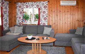 Posezení v ubytování Gorgeous Home In Fjälkinge With Wifi