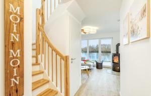 einen Flur mit einer Treppe, die zu einem Wohnzimmer führt in der Unterkunft Nice Home In Tossens With Wifi in Tossenserdeich