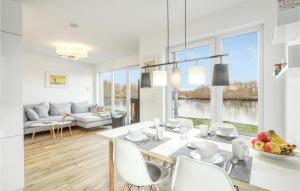 ein Esszimmer und ein Wohnzimmer mit Tisch und Stühlen in der Unterkunft Nice Home In Tossens With Wifi in Tossenserdeich