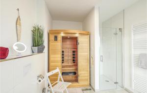 ein Badezimmer mit Dusche, Toilette und Stuhl in der Unterkunft Nice Home In Tossens With Wifi in Tossenserdeich