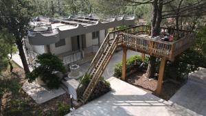 una vista aérea de una casa con terraza de madera en Villa Alice, en Molfetta
