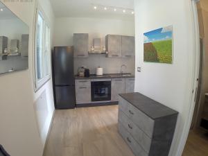 eine Küche mit einem Kühlschrank aus Edelstahl und einer Theke in der Unterkunft Villa Alice in Molfetta