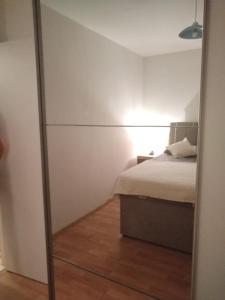 espejo reflejo de un dormitorio con cama en Apartments Ars Vivendi, en Trogir