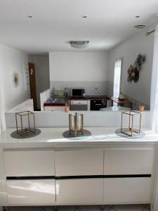een keuken met witte kasten en een wit aanrecht bij Maison Sainte Marthe in Marseille