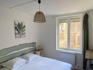 ポン・オードゥメールにあるSuites Carnot, Venise Normande.のベッドルーム(白いベッド1台、窓付)
