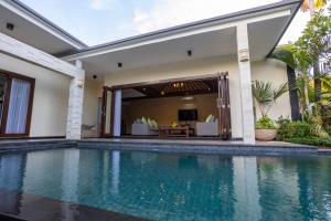 Der Swimmingpool an oder in der Nähe von Villa Katara