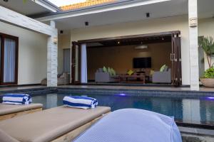 Der Swimmingpool an oder in der Nähe von Villa Katara