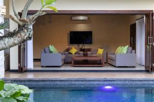 Der Swimmingpool an oder in der Nähe von Villa Katara