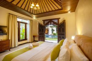 ein großes Schlafzimmer mit einem großen Bett in einem Zimmer in der Unterkunft Villa Katara in Seminyak + 37 Fotos