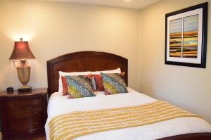 a bedroom with a bed and a lamp on a dresser at Palo Alto 1 Bedroom Near Stanford University in Palo Alto