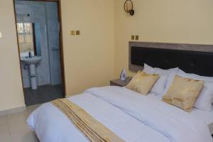 سرير أو أسرّة في غرفة في Ragia Homes - 3 Bedroom House