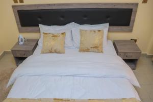 سرير أو أسرّة في غرفة في Ragia Homes - 3 Bedroom House