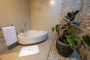 Ein Badezimmer in der Unterkunft Villa Katara