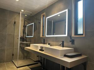 a bathroom with two sinks and a shower at GRAN TOCORO. RESORT&GLAMPING in Narusawa