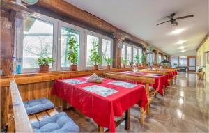 un comedor con mesas, sillas y ventanas en Amazing Home In Skare With Indoor Swimming Pool, 