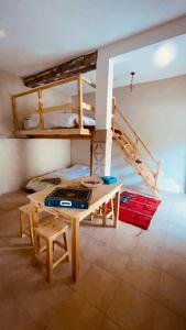 Zimmer mit einem Tisch und einem Etagenbett in der Unterkunft Issouganes N Toubkal Maison d hôtes in Oussertek