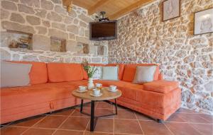 uma sala de estar com um sofá e uma mesa em Nice Home In Zmijavci With Outdoor Swimming Pool em Zmijavci