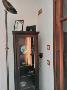 ein Holzschrank in einem Zimmer mit einer Lampe in der Unterkunft Katerina's Houses #2 in Alonnisos Altstadt