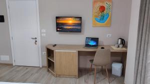 een kamer met een bureau en een laptop. bij Elvish Garden Boutique B&B in Berat