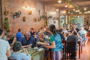 un gruppo di persone sedute ai tavoli di un ristorante di CAMELLIA ECO HOME &TRÀ MY RESTAURANT a Ninh Binh