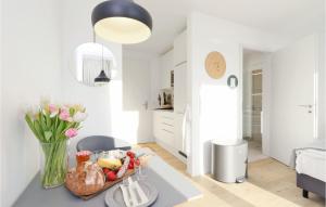 una cocina con una bandeja de fruta y flores en una barra en Beach Front Apartment, en Lembruch