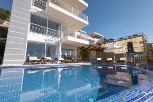 una piscina di fronte a una villa di 4 Bedroom Luxury Villa in Kalkan with Great Sea Views a Kalkan