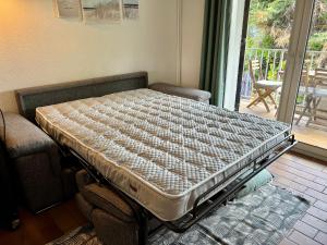 una cama en un marco de cama en una habitación en La Madrague en Saint-Cyr-sur-Mer