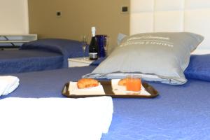 een dienblad met eten en sinaasappelsap op een bed bij Hotel Diamante in Cattolica
