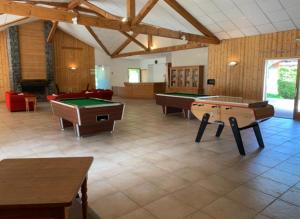 uma grande sala com várias mesas e mesas de bilhar em Samoëns Appartement T3 RDC 6 personnes, piscines, sauna, salle de détente sports em Samoëns