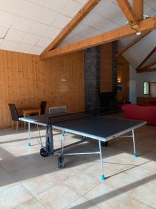 uma mesa de pingue-pongue no meio de uma sala em Samoëns Appartement T3 RDC 6 personnes, piscines, sauna, salle de détente sports em Samoëns