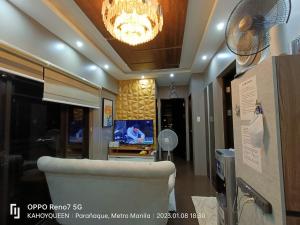 ein Wohnzimmer mit einem Sofa und einem Ventilator in der Unterkunft 2 BR luxury type Condo Unit in Manila