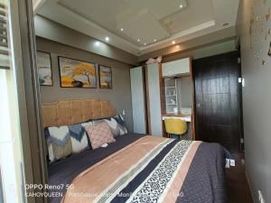ein Schlafzimmer mit einem Bett in einem Zimmer in der Unterkunft 2 BR luxury type Condo Unit in Manila