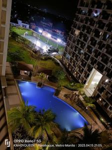 eine Aussicht auf den Pool vor einem Gebäude in der Unterkunft 2 BR luxury type Condo Unit in Manila