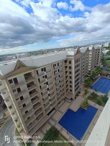 einen Luftblick auf ein großes Apartmenthaus mit Pool in der Unterkunft 2 BR luxury type Condo Unit in Manila