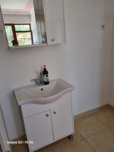 a bathroom with a white sink and a mirror at RAINFORT APART salda gölü kiralık apart in Yeşilova