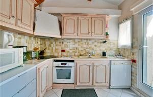 Kuchyňa alebo kuchynka v ubytovaní 2 Bedroom Amazing Home In Châteaurenard