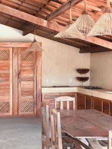 comedor con mesa de madera y sillas en Casa Mar, en Tatajuba
